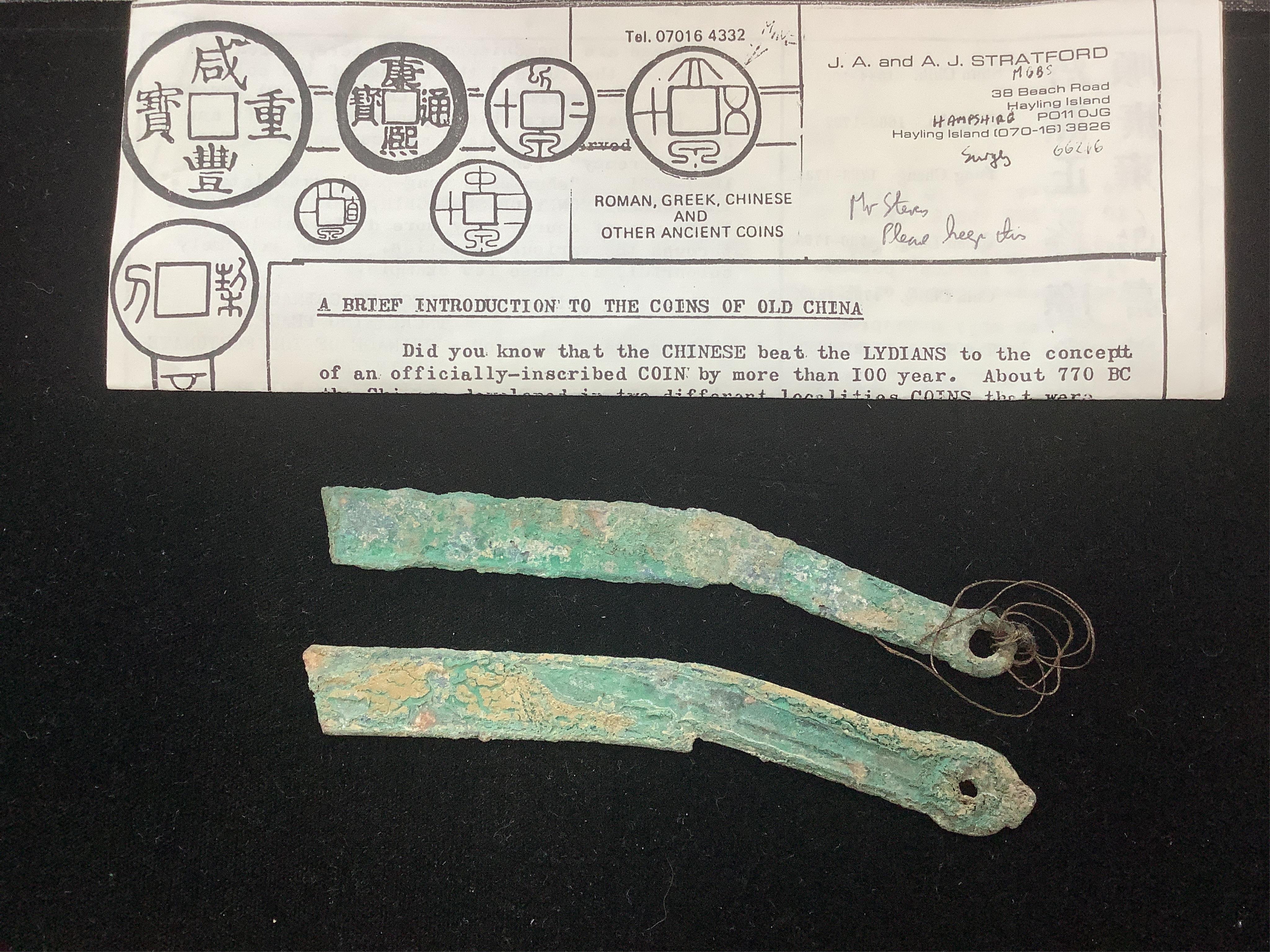 Two Chinese 'knife' cash, Han dynasty, 12 g and 16.6 g, 13.5cm long